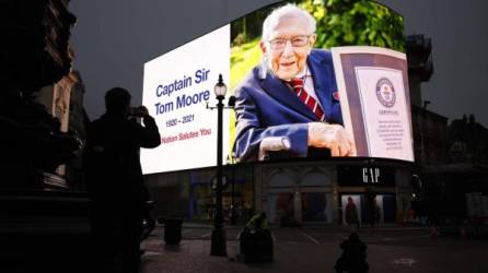 El capitán Tom Moore, exveterano de guerra que a los 100 años se convirtió en héroe del primer confinamiento en el Reino Unido al recaudar más de 30 millones de libras para el servicio de salud, murió el martes víctima del covid-19.