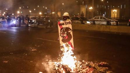 Un manifestante permanece junto a una barricada en llamas, durante una protesta en los exteriores de Palacio de Justicia en Lima (Perú), en una fotografía de archivo. EFE/ Aldair Mejía