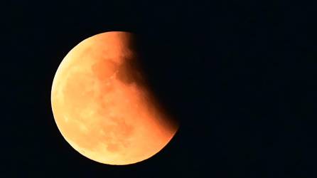 La luna volvió a eclipsarse ayer por completo, un fenómeno astronómico que solo fue visible en algunas partes del mundo y que no volverá a repetirse hasta 2025.
