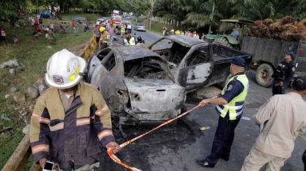 Los vehículos se incendiaron, pero solo uno de ellos se quemó por completo. Foto: Esaú Ocampo