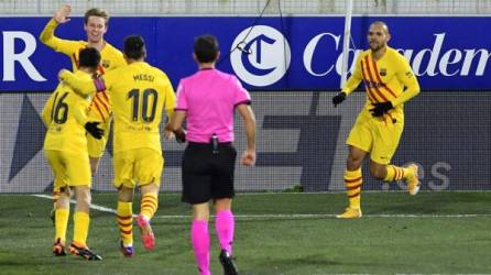 De Jong festejando su gol con sus compañeros.