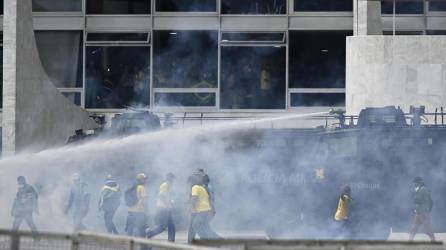 Policías antidisturbios accedieron este domingo al palacio presidencial de Planalto, sede del Gobierno de Brasil, que está tomado por cientos de seguidores radicales del expresidente Jair Bolsonaro.