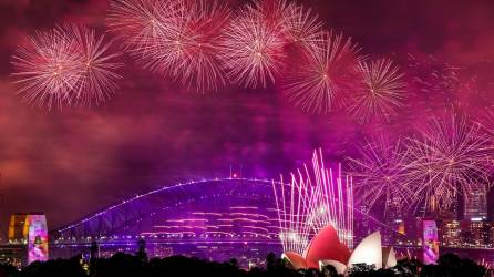 Multitudes jubilosas se congregaron hoy en Australia y Nueva Zelanda para dar la bienvenida al 2024 con un espectáculo de Fuegos Artificiales.