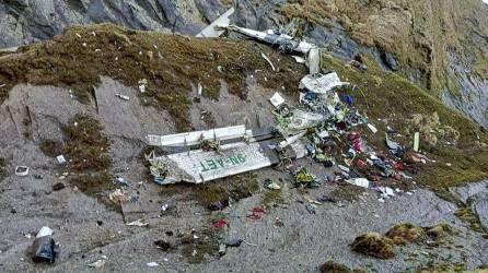 Los equipos de rescate nepalíes recuperaron este lunes casi todos los cadáveres de entre los restos de un avión de pasajeros que se estrelló el domingo en el Himalaya con 22 personas a bordo.
