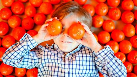 <b><span class=mln_uppercase_mln>Es importante enseñar a los hijos, desde muy pequeños, a comer frutas y verduras.</span></b>