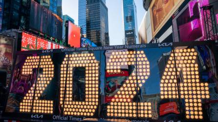 El cartel con los números 2024 que ilumina el Times Square desde e20 de diciembre de 2023 en la ciudad de Nueva York. Los números, que miden dos metros de altura y están compuestos por un total de 602 bombillas LED de bajo consumo, llegaron a Nueva York después de una gira por todo el país que comenzó en Los Ángeles.