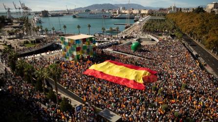 Miles de españoles salieron a la calle este domingo, convocados por la derecha, para protestar contra la futura ley de amnistía para los independentistas catalanes, otorgada por el presidente del gobierno, Pedro Sánchez, con el fin de garantizar su apoyo para regresar al poder.