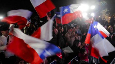 Chilenos celebran la victoria de la ultraderecha en los comicios celebrados el domingo.