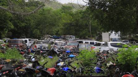 Más de 3,300 vehículos decomisados por la Dirección Nacional de Vialidad y Transporte (DNVT) se encuentran en el parqueo de Ticamaya.