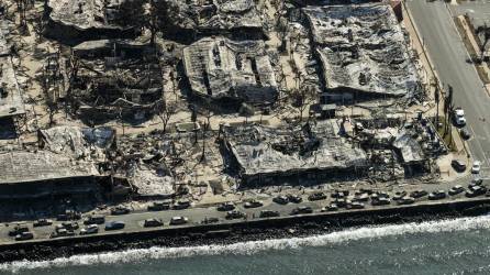Autos y edificios a lo largo de la calle Front destruidos por el incendio forestal, en Lahaina, Hawái, el 11 de agosto de 2023.