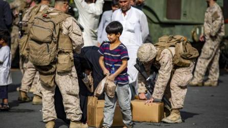 Según estimaciones de la Casa Blanca, todavía hay en Afganistán entre 10,000 y 15,000 estadounidenses que necesitan ser evacuados.