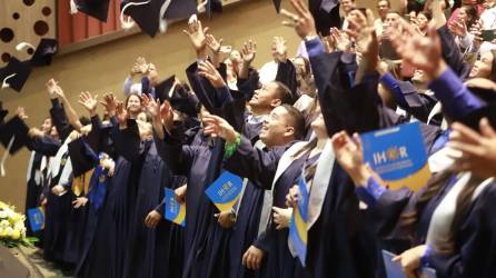 Así celebraron los 32 estudiantes que culminaron un objetivo importante.