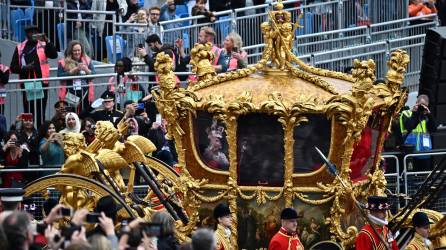 La carroza de oro de la reina recorrió el centro de Londres con un holograma de Isabel II saludando a las miles de personas que asistieron este domingo al cierre de los festejos por el “jubileo de platino” de la longeva monarca amenazado por la lluvia.