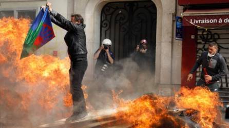 Los manifestantes desafiaron los gases lacrimógenos para protestar contra las políticas del gobierno francés.