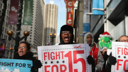 Los trabajadores reclamaron con pancartas una mejora salarial, que fue una de las promesas de campaña del presidente Obama. / AFP