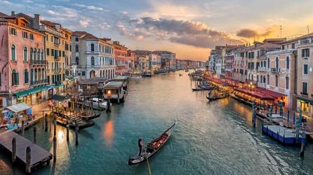 Venecia. Existen ciudades que con el paso del tiempo, permanecen inalterables, como es el caso de Venecia. Siendo la capital romántica de Italia, esta se conoce como la “Ciudad de los Canales”, gracias a su impresionante arquitectura.