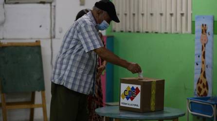 Un votante deposita su papeleta para las elecciones regionales en Barinas, Venezuela, este domingo.