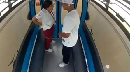 Una pareja fue sorprendida en la aerovía de Guayaquil, Ecuador, cuando estaban haciendo lo que no debían.