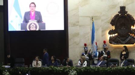 Xiomara Castro pidió a los diputados “sentar las bases de un sistema justo, democrático y socialista”.