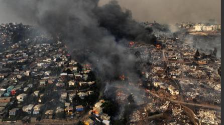 La cifra de fallecidos en los devastadores incendios desatados el viernes pasado en la región de Valparaíso, 100 kilómetros al noroeste de Santiago, ascendió a 131, de los cuales solo 35 han podido ser identificadas, informó este martes el Servicio Médico Legal (SML) de Chile.
