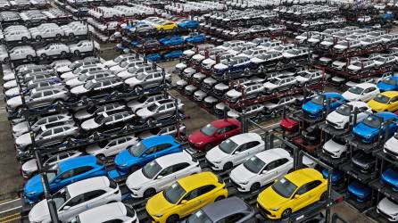 Autos eléctricos almacenados en la terminal del Puerto de Taicang , en China, para su exportación.