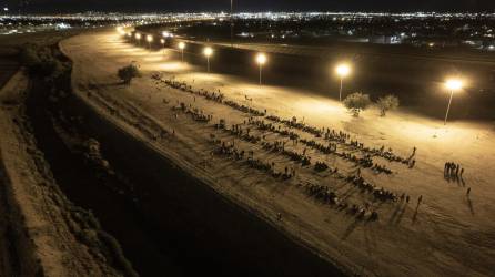 Miles de migrantes cruzan a diario la frontera sur de Estados Unidos y el Gobierno de Joe Biden teme que las cifras incrementen a partir del viernes, una vez que expire una regla activada durante la pandemia que hizo casi imposible solicitar asilo en la frontera con México.