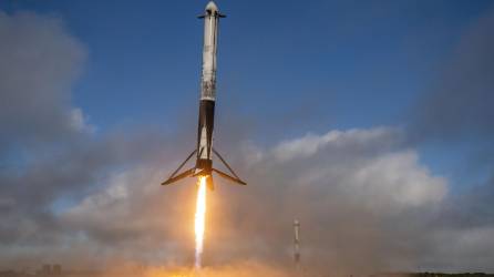 El Falcon Heavy despegó desde la plataforma de lanzamiento del Centro Espacial Kennedy.