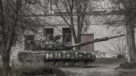 Militares ucranianos fueron instruidos por el Reino Unido y España para el manejo de los nuevos tanques de guerra.
