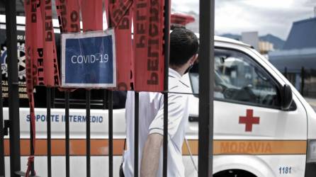 Una ambulancia sale del área de emergencias para covid-19 en un hospital de San José, Costa Rica.