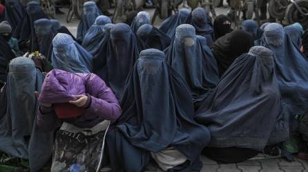 La ONU llamó este miércoles a los talibanes a poner fin “inmediatamente” a las “restricciones draconianas” que imponen a las mujeres en <b>Afganistán</b>, que calificó como el “país más represivo” del mundo en este campo, en un mensaje en el Día Internacional de la Mujer.