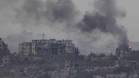 Una fotografía tomada desde la ciudad de Sderot, en el sur de Israel, muestra el humo que se eleva tras el bombardeo israelí en el norte de la Franja de Gaza, el 29 de octubre de 2023, en medio de las batallas en curso entre Israel y el movimiento palestino Hamas.
