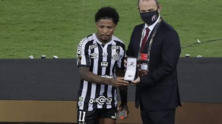 Marinho de Santos recibe el premio al mejor jugador de los torneos, luego de perder ante Palmeiras 1-0 en la final de la Copa Libertadores.