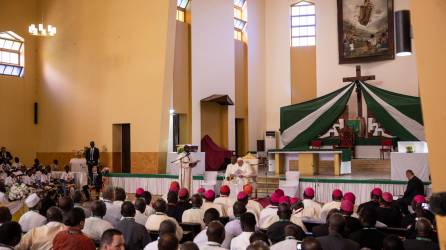 El Papa Francisco se reunió con líderes de la Iglesia Católica en febrero en Juba, Sudán del Sur.