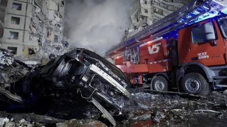 Al menos 20 personas murieron en el bombardeo ruso de un edificio el sábado en <b>Dnipró</b>, este de Ucrania, según un nuevo balance comunicado por el jefe de la administración militar de la región de Dnipropetrovsk, Valentyn Reznichenko.