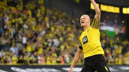 El delantero noruego del Dortmund, Erling Braut Haaland, reconoce a los fanáticos después del partido de fútbol de la Bundesliga.