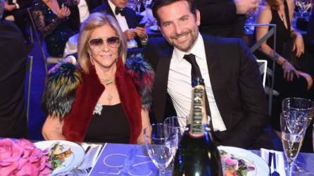 Bradley Cooper vive con su madre Gloria.