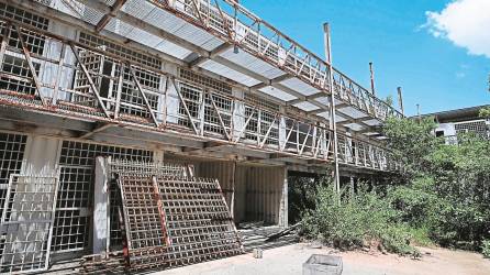 La cárcel que se construiría en La Acequia está en abandono. La maleza y el oxído se apoderaron de la estructura.