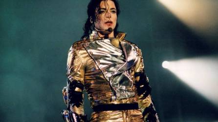 Este sábado 25 de junio se cumplen 13 años de la muerte del “rey del pop”, Michael Jackson. Las celebraciones, polémicas y homenajes de diverso tipo demuestran que el mito de la música, lejos de desvanecerse o de ceder paso a otras figuras, continúa fascinando en todo el mundo.