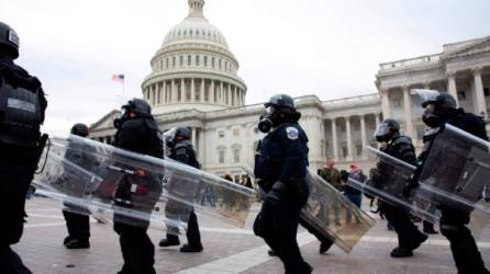 Policías custodian el Capitolio después del asalto a la institución por parte de personas pro-Trump.