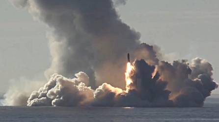 Rusia realizó un ensayo nuclear lanzando un misil desde uno de sus submarinos atómicos.
