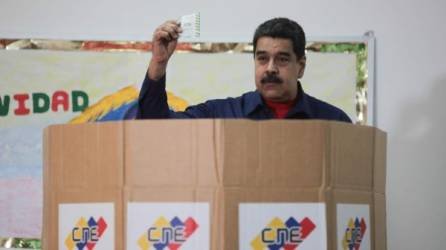 El mandatario venezolano votó ayer en las municipales y anticipó que los comicios generales “serán una fiesta” para la revolución. efe