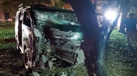 El bus rapidito se estrelló en la noche de este jueves contra un árbol en el bulevar del sur de San Pedro Sula.