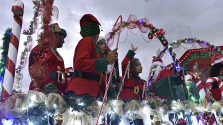 Toda una fiesta vivieron ayer los porteños con el desfile navideño. Los niños y jóvenes destacaron con vestuarios navideños.