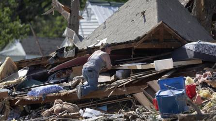 Las tormentas arrasaron con varias residencias en Iowa el fin de semana pasado y ayer en el sur de Texas.