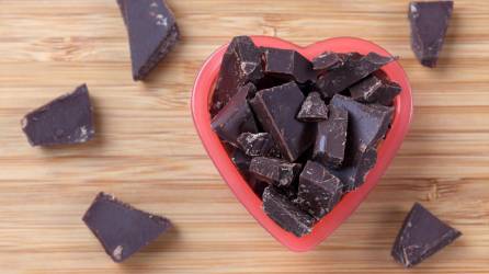 El chocolate negro debe ser consumido de forma moderada para aprovechar sus beneficios para la salud.