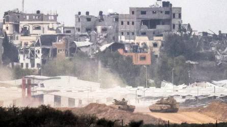 Tanques israelíes avanzan hacia la Ciudad de Gaza, devastada por los bombardeos.