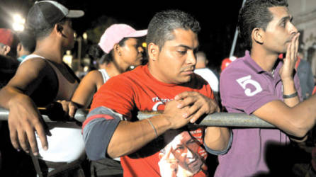 Supporters of Venezuelan President Hugo Chavez react after learning the results of the legislative elections outside Miraflores presidential palace in Caracas early on September 27, 2010. Venezuelan President Hugo Chavez's party won most seats in key legislative elections, but strong opposition gains robbed it of enough votes to easily pass reforms, electoral officials said late on September 26. AFP PHOTO / Eitan Abramovich