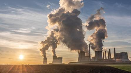 Fotografía muestra a una fábrica emitiendo cantidades enormes de gases de efecto invernadero hacia la atmósfera del planeta.