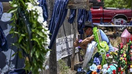 Un memorial fue levantado en el lugar donde fueron encontrados los migrantes fallecidos en un tráiler abandonado.