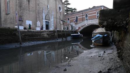 Las bajas mareas de los últimos días secaron algunos canales de <b>Venecia</b>, ofreciendo a los turistas el espectáculo insólito de góndolas atrancadas en bancos de lodo.